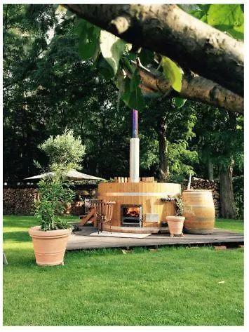 Premium Gruppenunterkunft Fuer Bis Zu 25 Gaeste Im Garten Mit Badefass ベルリン