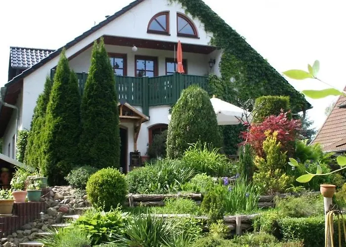 Premium Gruppenunterkunft Fuer Bis Zu 25 Gaeste Im Garten Mit Badefass Ferienhaus Berlin