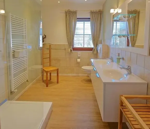 Premium Gruppenunterkunft Fuer Bis Zu 25 Gaeste Im Garten Mit Badefass