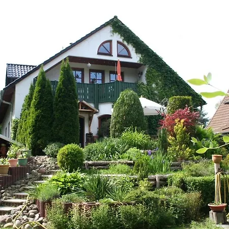 Premium Gruppenunterkunft Fuer Bis Zu 25 Gaeste Im Garten Mit Badefass Ferienhaus Berlin