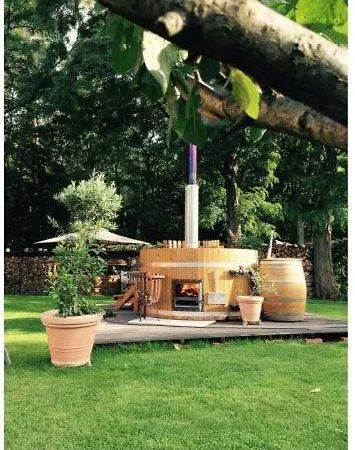 Premium Gruppenunterkunft Fuer Bis Zu 25 Gaeste Im Garten Mit Badefass Berlín