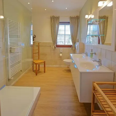 Premium Gruppenunterkunft Fuer Bis Zu 25 Gaeste Im Garten Mit Badefass