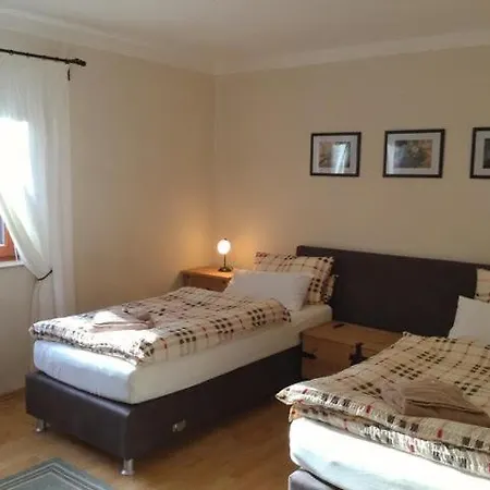 Premium Gruppenunterkunft Fuer Bis Zu 25 Gaeste Im Garten Mit Badefass Сasa de vacaciones